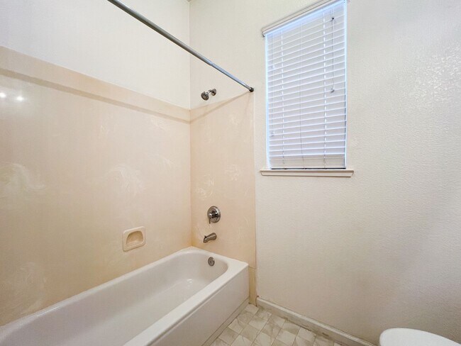 Building Photo - Spacious Single Story 3 Bd, 2 Ba Home in S...