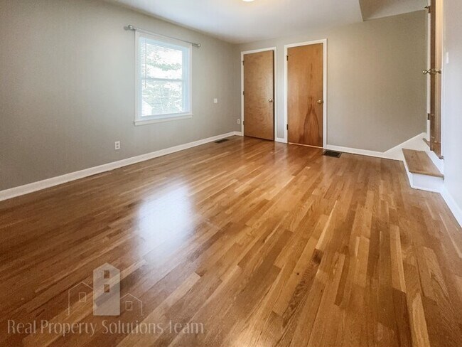 Building Photo - Two Story Home in Upper Arlington with att...