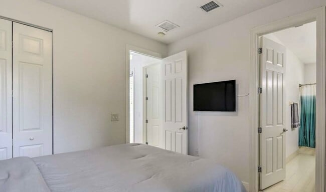 Building Photo - 5342 SW 173rd Ave