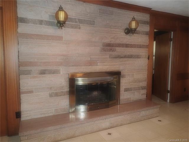 Building Photo - "Charming 3-Bedroom Oasis with 2 Full Baths – Spacious 2,295 Sq Ft Home in Charlotte's Heart!"