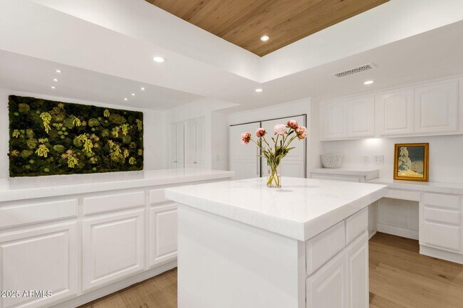 Building Photo - 6954 E Caballo Dr