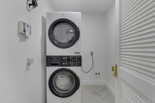 Building Photo - 13760 Sand Crane Dr