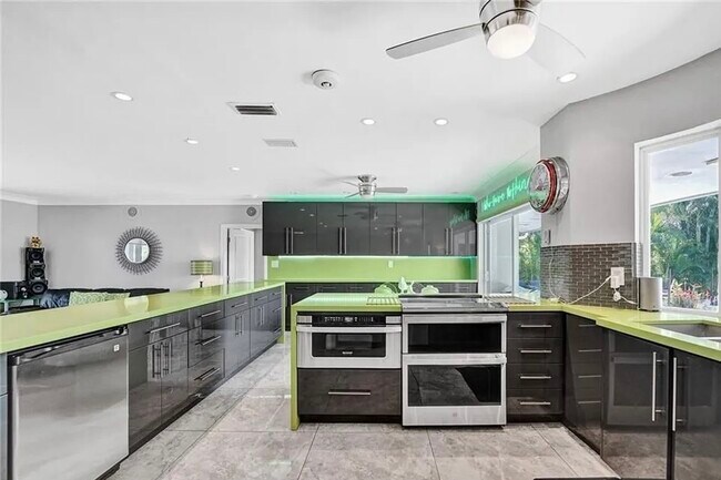 Building Photo - 2830 NE 55th St