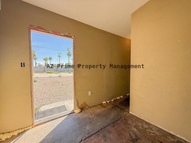 Building Photo - 902 N 15th Ave