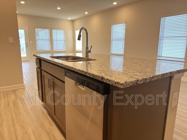 Building Photo - 823 Misty Holw Trl