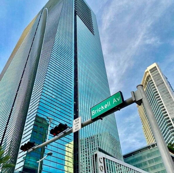 Building Photo - 1395 Brickell Bay Dr