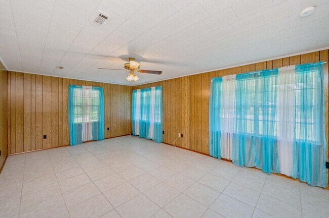 Building Photo - Charming brick home ready for move in!