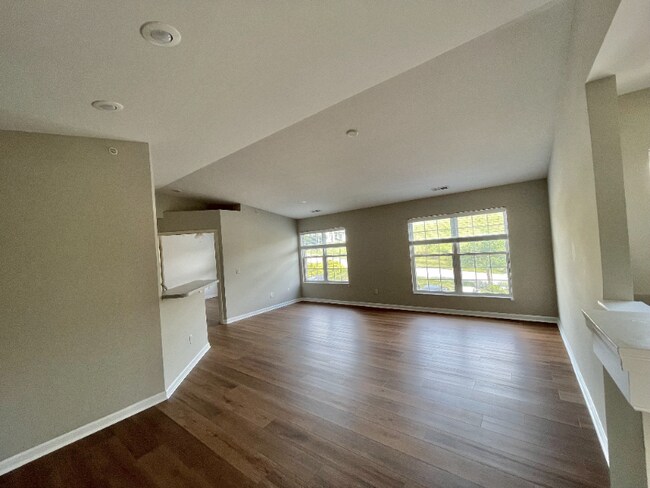 Building Photo - 301 Skyview Ct