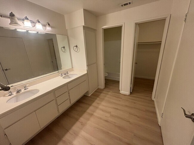 Building Photo - Beautiful 2-Bedroom Lower-Unit Condo in Sienna Villas of Valencia!