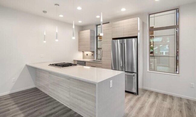 Building Photo - Sophisticated 3 Bedroom Townhome