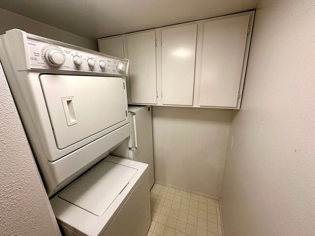 Building Photo - 600 S State St