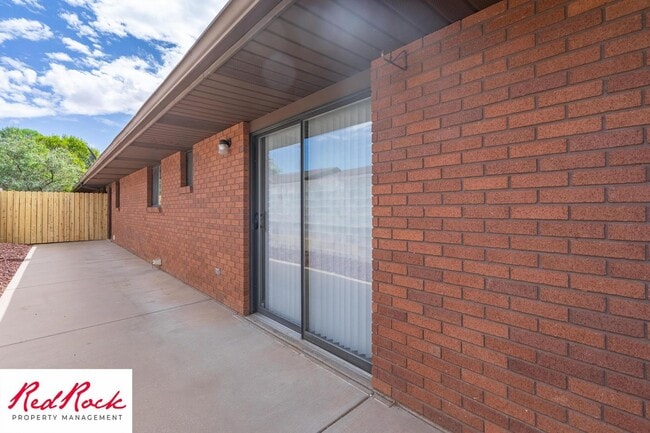 Building Photo - Remodeled 2 Bedroom Townhome. Pet Friendly!