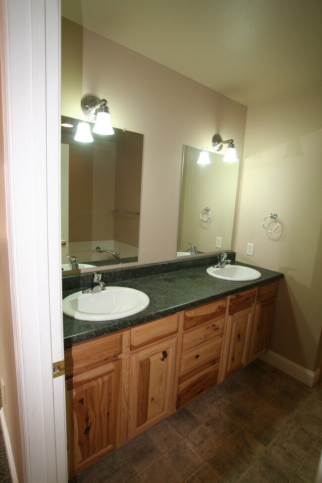 Building Photo - Matheson Way Townhouse