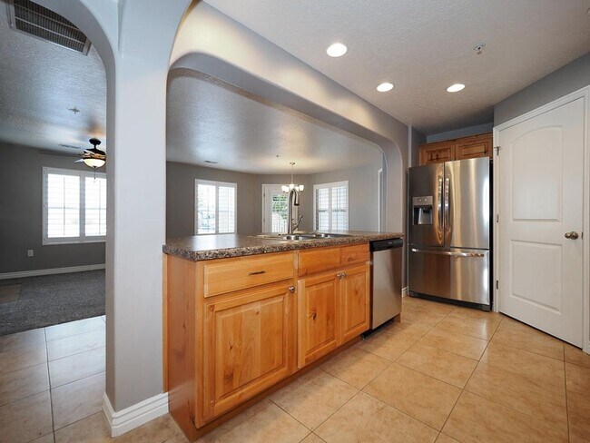 Building Photo - Beautiful Daybreak Condo