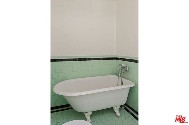 Building Photo - 1448 Angelus Ave