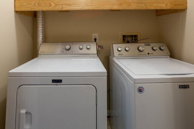 Building Photo - 3 BR, 2.5 BA Townhome in North Stafford