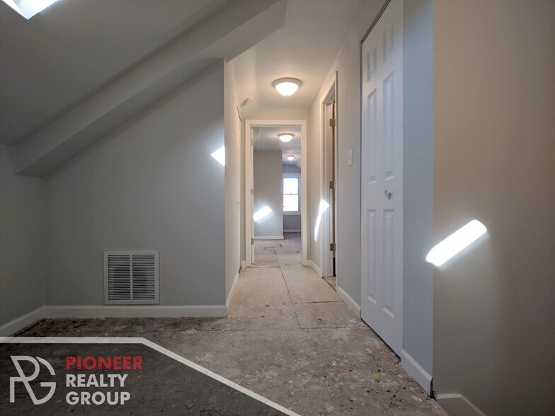 Building Photo - 1520 W Melrose St