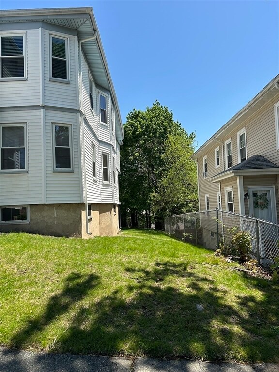 Building Photo - 270-272 Holbrook Rd