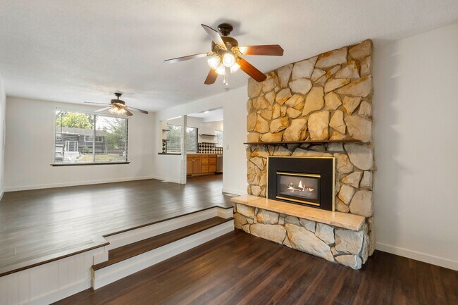Building Photo - Spacious 5 Bedroom with Huge yard and 3 fireplaces