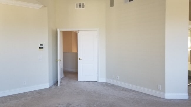 Building Photo - Fantastic and large home with forever view...