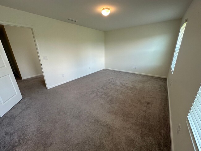 Building Photo - Spacious Home