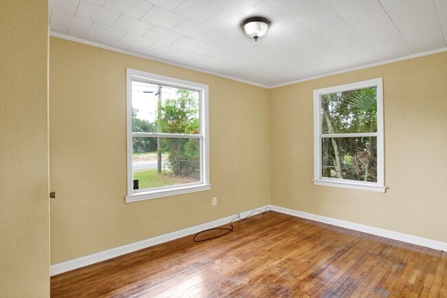 Building Photo - 517 Lakewood Rd