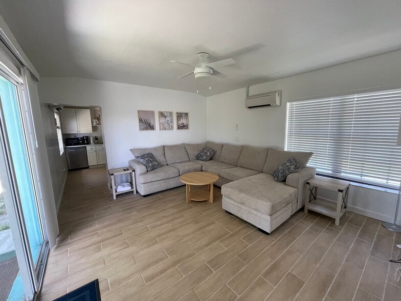 Building Photo - 104 W Osceola Ln