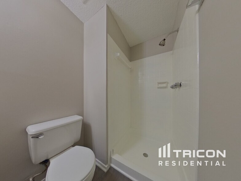 Building Photo - 201 Raintree Dr