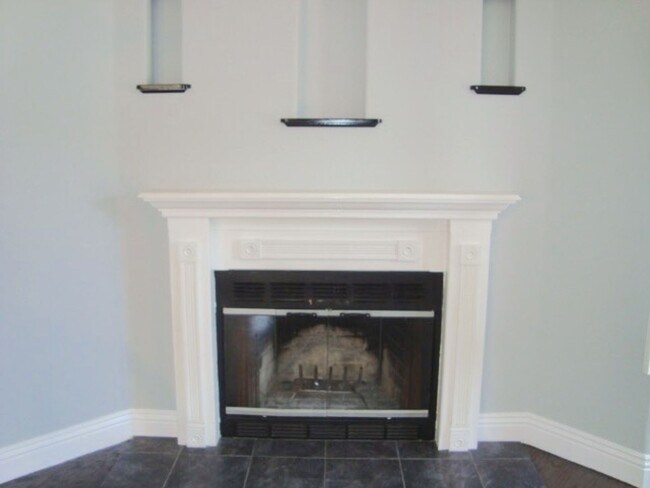 Building Photo - STUNNING TOWNHOME 2 BED 2.5 BATH 2 CAR GARAGE NORTH PARK/HILLCRES