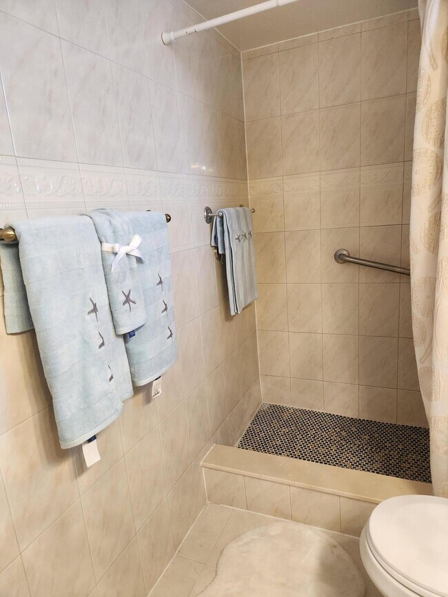 Building Photo - 2606 Garden Dr S