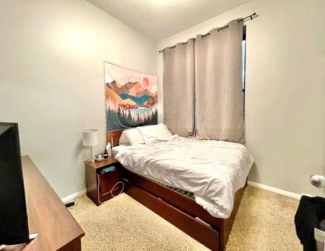 Building Photo - Spacious 2 bd/1 bath Condo in Lincoln Park!
