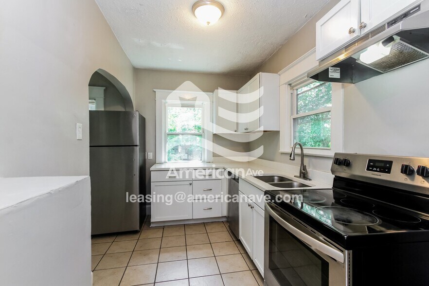 Building Photo - 1055 W 33rd St