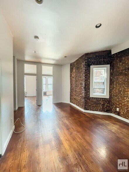 Building Photo - Spacious Crown Heights 2-Bed 1-Bath / Expo...