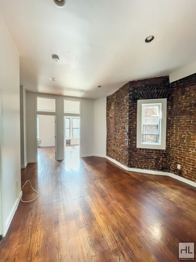 Building Photo - Spacious Crown Heights 2-Bed 1-Bath / Expo...