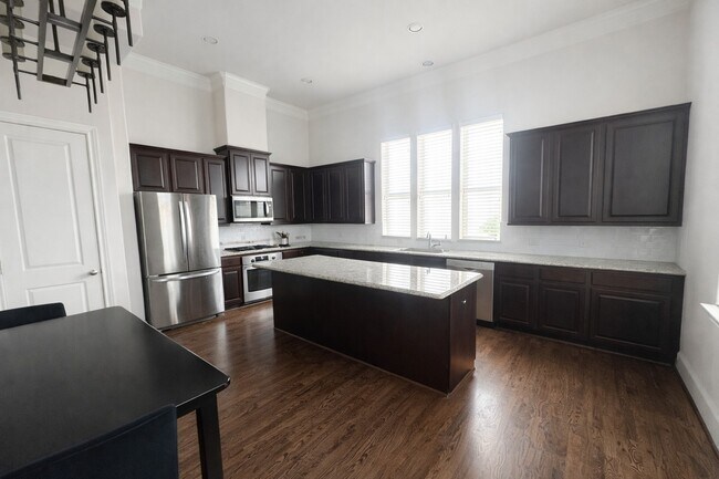 Building Photo - 2318 Hutchins St