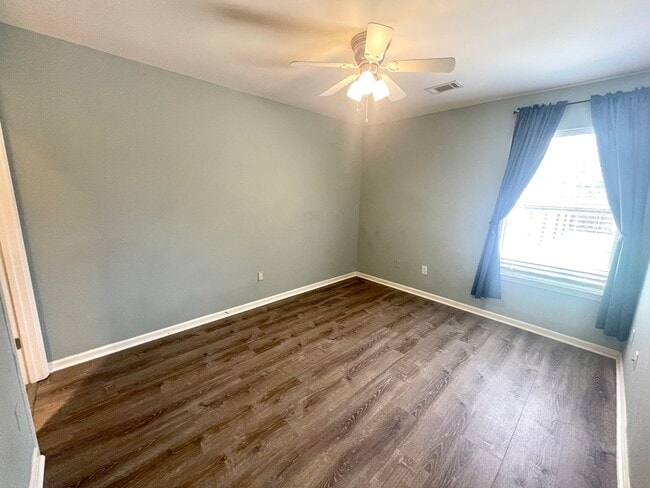 Building Photo - 3 Bedroom, 2 Bath Townhome in Park West of...