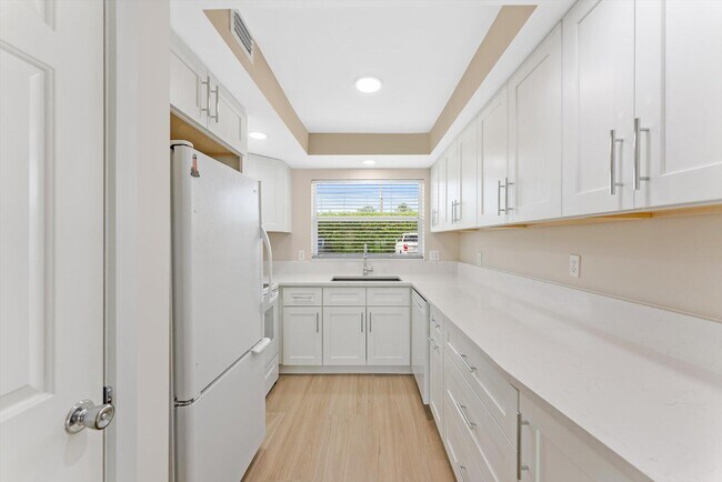 Building Photo - 478 Tequesta Dr