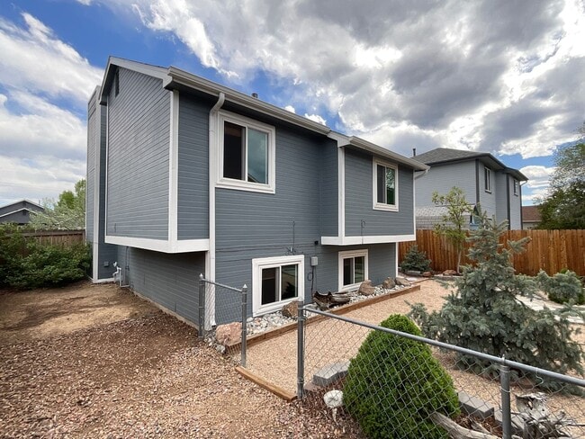 Building Photo - 3 Bedroom Home Available Near E Woodmen Rd...