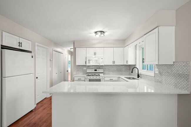 Building Photo - 519 Hillside Dr