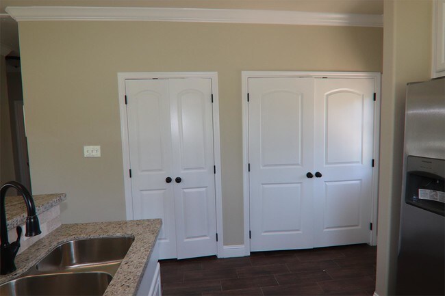 Building Photo - 6140 E Roundbunch Rd