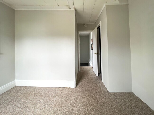 Building Photo - 830 W North St