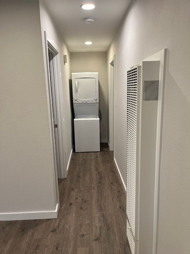 Building Photo - Nice remodeled studio in prime location
