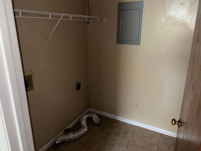 Building Photo - Cedar Chase Duplex Available August!