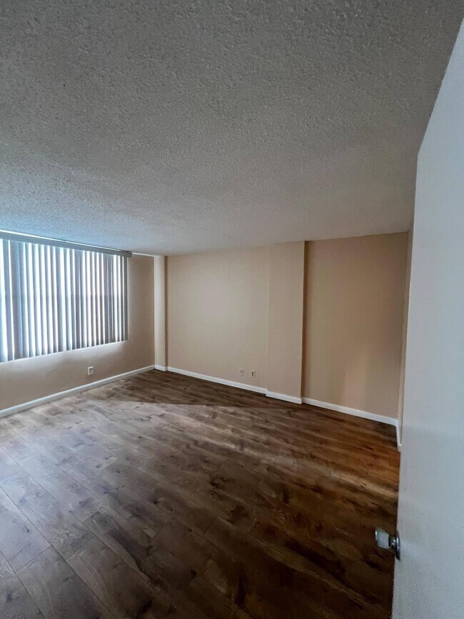 Building Photo - 105 Royal Pk Dr