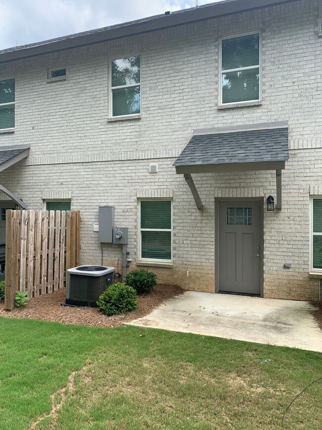 Building Photo - College Oaks