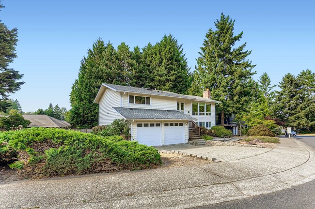 Primary Photo - Beautiful Redmond Home Near Microsoft and ...