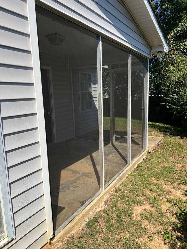 Enclosed Patio - 32 Lexington Cir