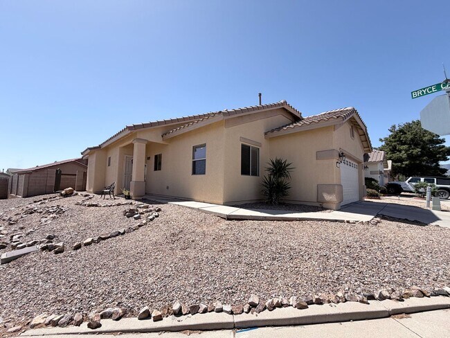 Building Photo - 3BR/2BA/2CG 1,401 sq.ft. rental with Community POOL in Sierra Vista, AZ