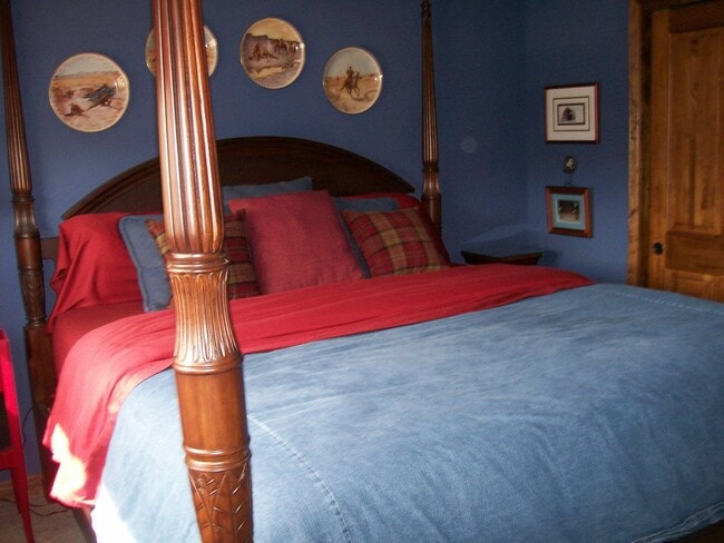 Building Photo - Vacation Rental: Beautiful Country Club To...