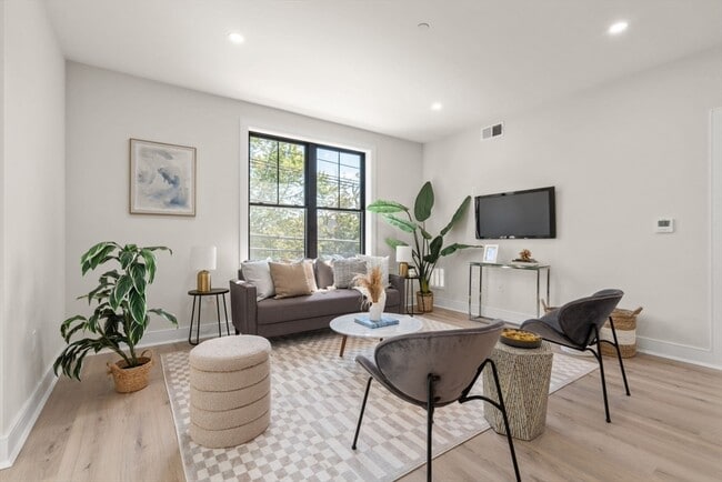 Building Photo - 260 Elm St